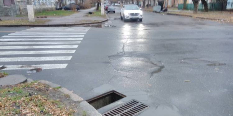 Вор стащил ливневку в центре Николаева. Его оперативно задержали и доставили в отделение