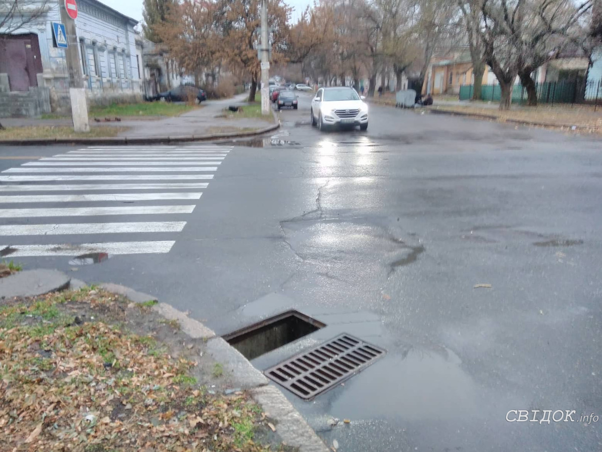 Вор стащил ливневку в центре Николаева. Его оперативно задержали и доставили в отделение