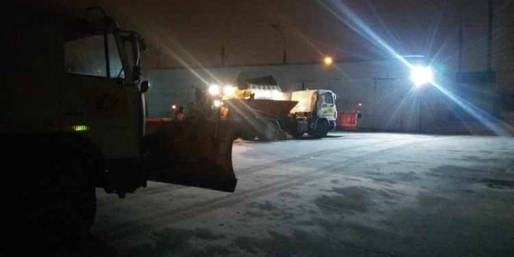 Дороги Николаева начали обрабатывать антигололедной смесью