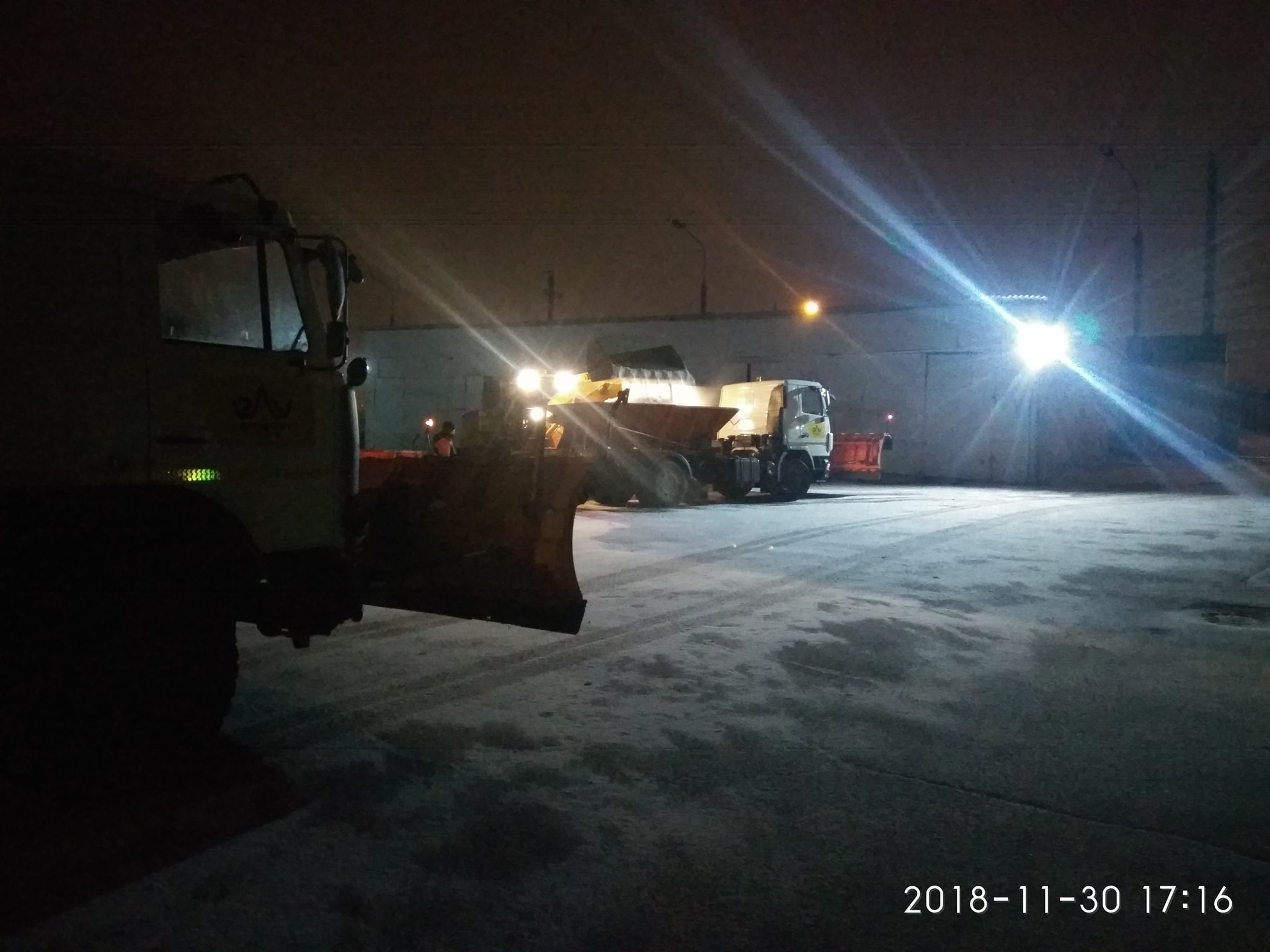 Дороги Николаева начали обрабатывать антигололедной смесью