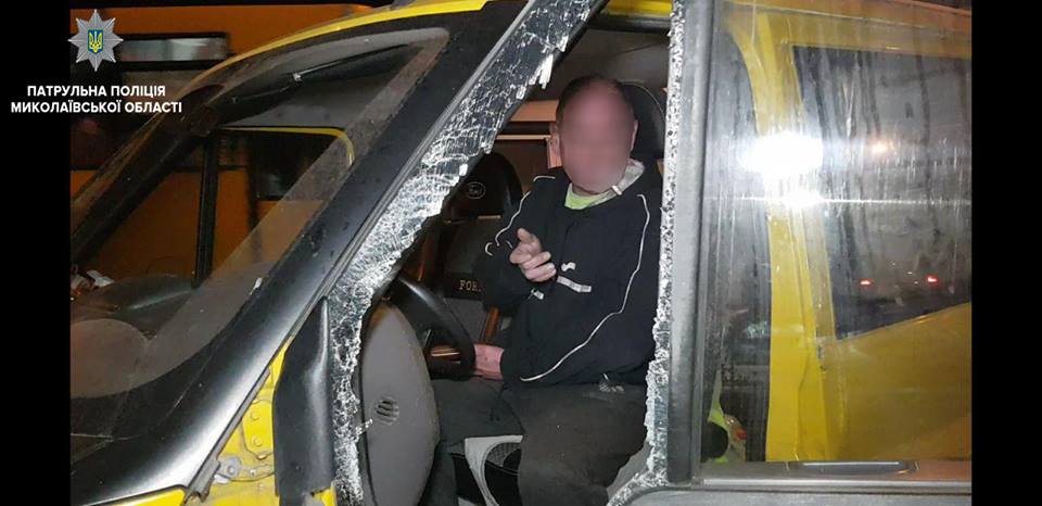 В Николаеве пьяный водитель «Форда» оказался после столкновения с другим авто и электроопорой в больнице 9