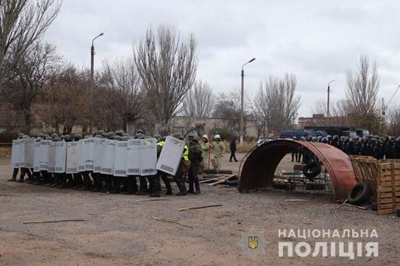 В Николаеве полицейские и нацгвардейцы отработали совместные действия на случай массовых беспорядков 10