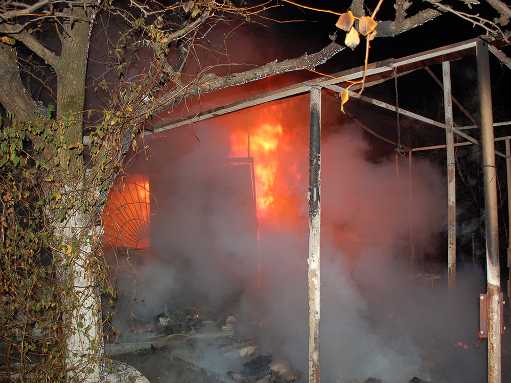 В Николаеве сгорел дачный домик 1