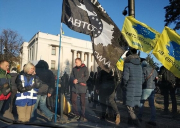 Автомобили на еврономерах заблокировали центр Киева