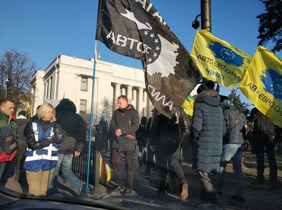 Автомобили на еврономерах заблокировали центр Киева 1