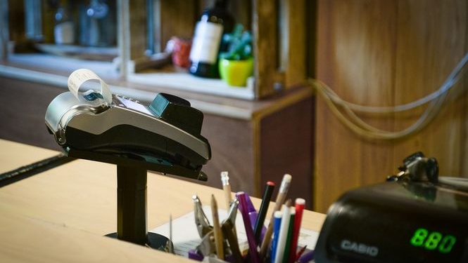 В Украине решили обязать все магазины принимать банковские карточки