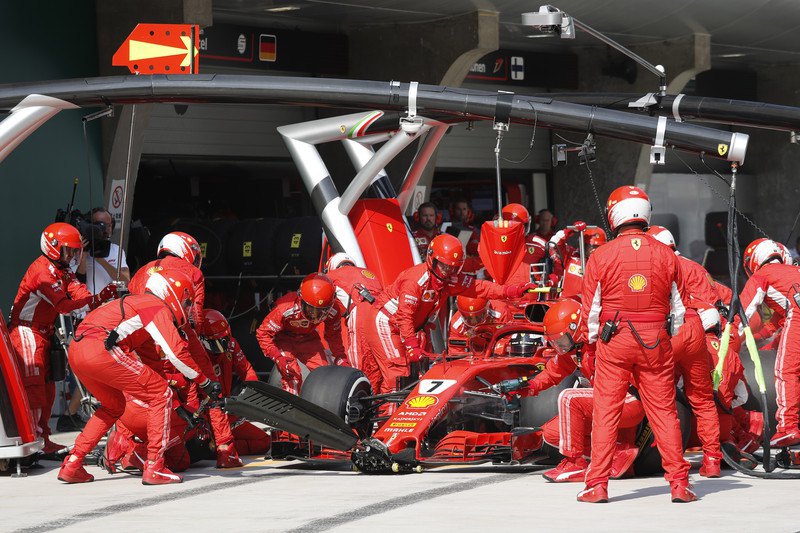 Формула-1: на Гран-При Бразилии механики "Феррари" сменили четыре колеса за 1,9 секунды 1
