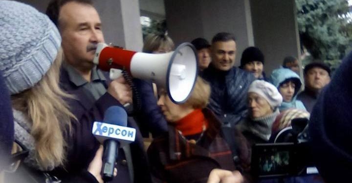 Разозленные херсонцы вышли на протест из-за маршрутчиков, которые самовольно установили тариф в 8 гривен