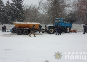 Трактор с песком протаранил восемь автомобилей в Изюме