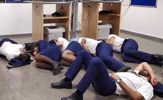 Ryanair уволила шестерых сотрудников из-за фото, где они спят на полу 1