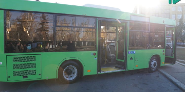 В Николаеве показали коммунальную технику и автобусы, которые хотят купить по договору лизинга