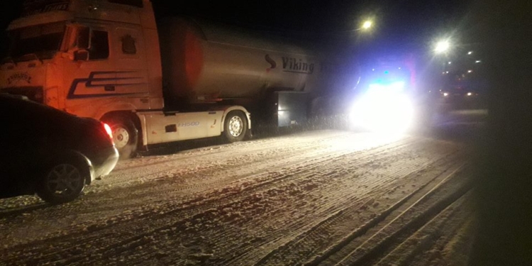 Север Николаевщины засыпал первый снег. В Первомайском районе образовались первые заторы – из снежного плена вызволили автобус с детьми