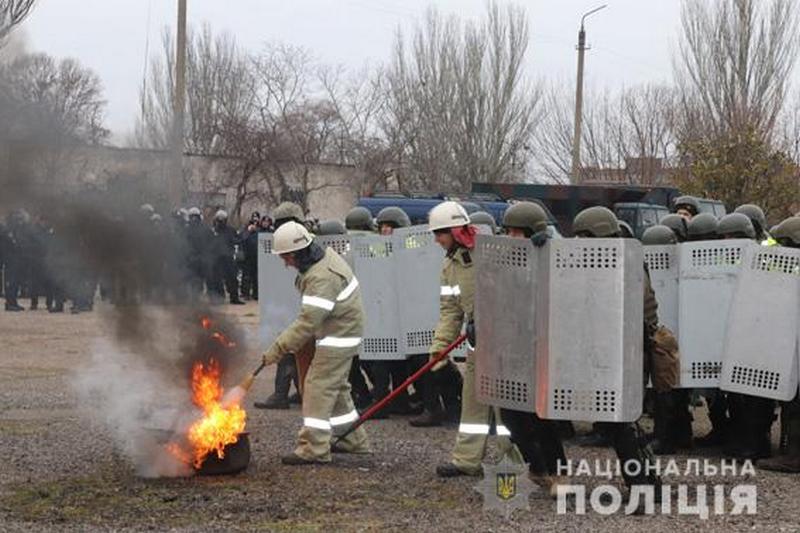 В Николаеве полицейские и нацгвардейцы отработали совместные действия на случай массовых беспорядков 14