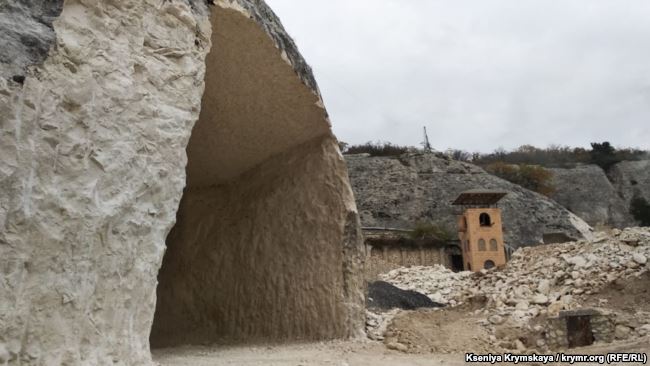В Крыму сообщают, что под Бахчисараем разрушают пещерный город Качи-Кальон 1