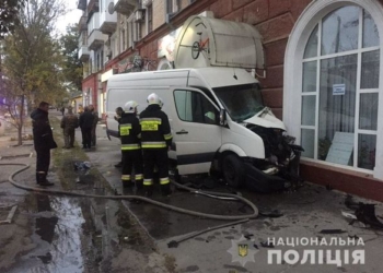 В Херсоне микроавтобус въехал в жилой дом и загорелся