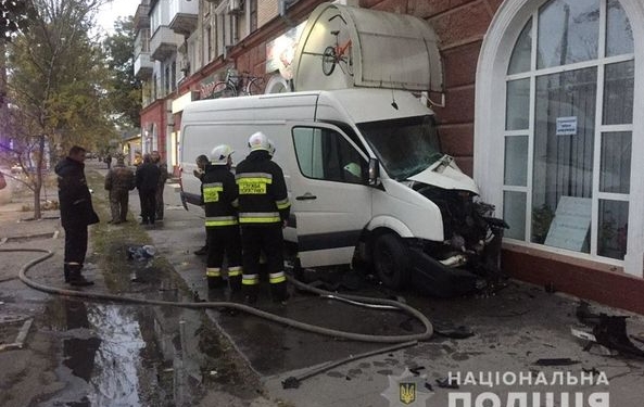 В Херсоне микроавтобус въехал в жилой дом и загорелся