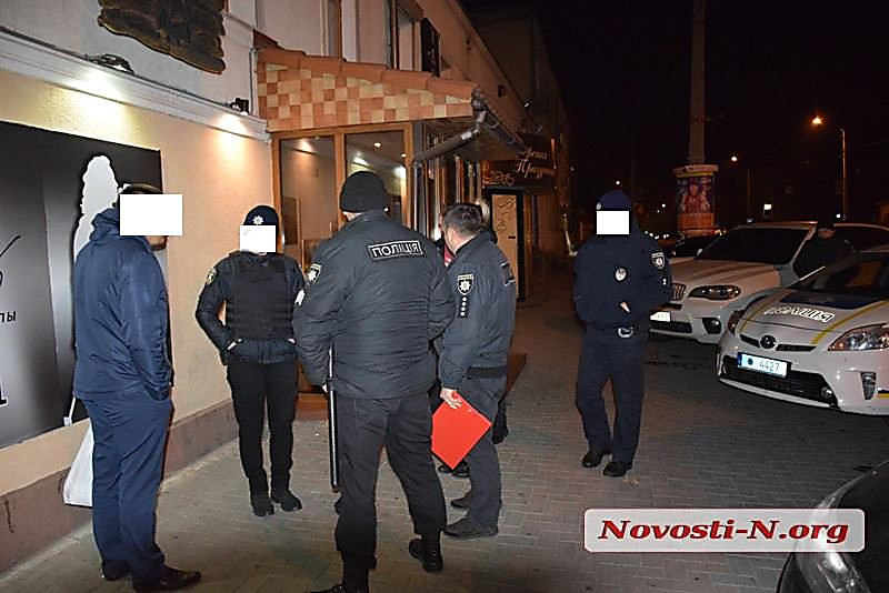 В Николаеве двое мужчин зашли с «калашом» отдохнуть в пивоварню – полиция вернула им оружие 3