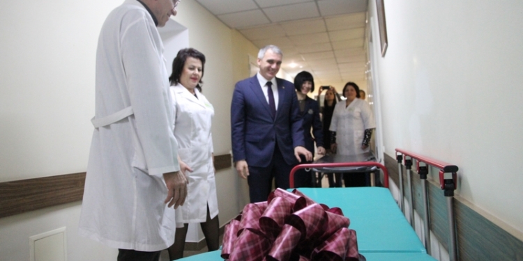 Мэр Николаева побывал в отделении пластической и реконструктивной хирургии больницы №4