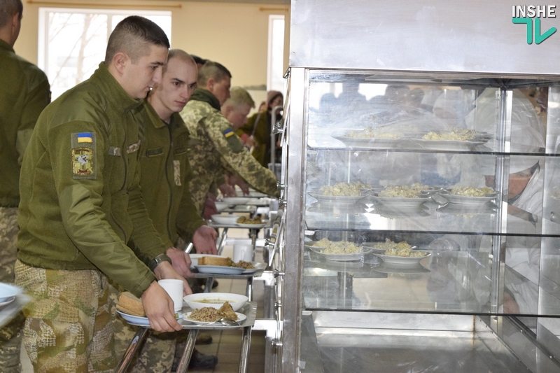 Вице-премьер-министр проверила питание морпехов в Николаеве 15