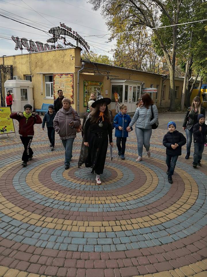 Ведьмы-экскурсоводы, страшные животные и веселый шабаш – как в Николаевском зоопарке отметили Хэллоуин 15