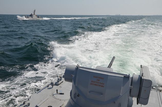 Пограничные корабли РФ протаранили корабль ВМС Украины во время прохода в Мариуполь 1