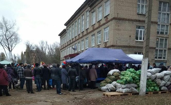 "Выборы" в ОРДЛО: на участках организовали пункты по продаже дешевых продуктов 1