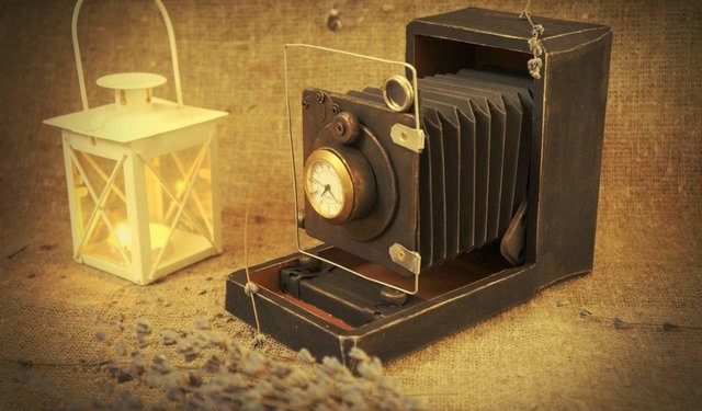 В Одессе мастерица создает эксклюзивные часы с помощью столярных инструментов