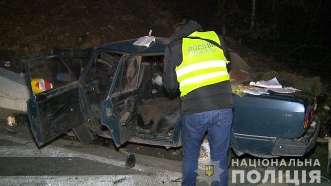 В Винницкой области автомобиль въехал в отбойник моста: трое погибших