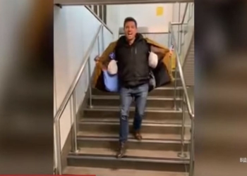 Чтобы не платить за багаж. Британец сшил пальто-чемодан и так прошел на самолет