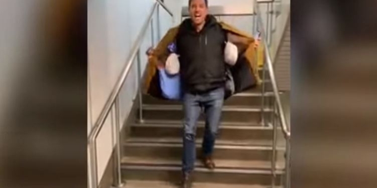 Чтобы не платить за багаж. Британец сшил пальто-чемодан и так прошел на самолет