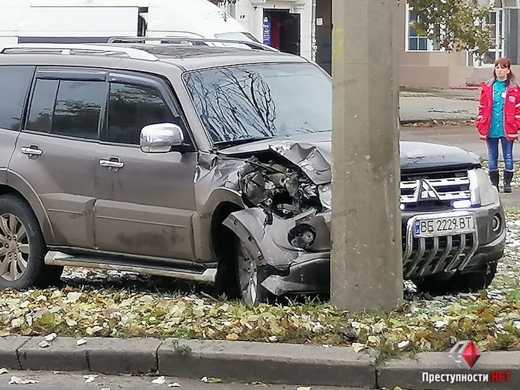 Водитель «Mitsubishi» в центре Николаеве, уклоняясь от другой машины, въехал в столб – пострадал ребенок 7