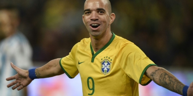 Игрока сборной Бразилии дисквалифицировали за почесывание во время гимна Китая