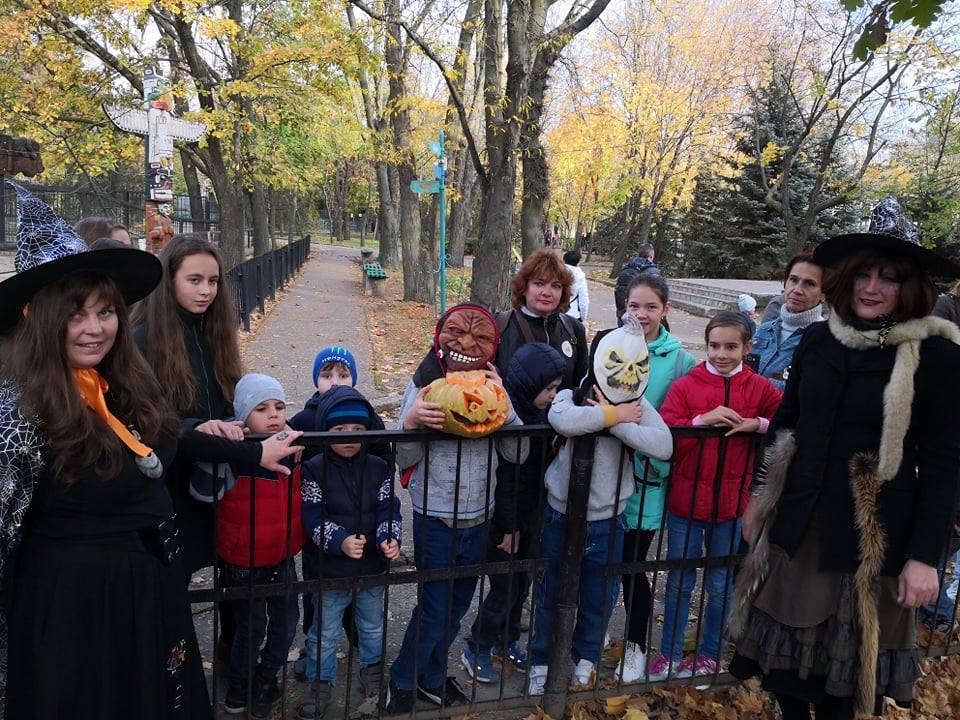 Ведьмы-экскурсоводы, страшные животные и веселый шабаш – как в Николаевском зоопарке отметили Хэллоуин 17