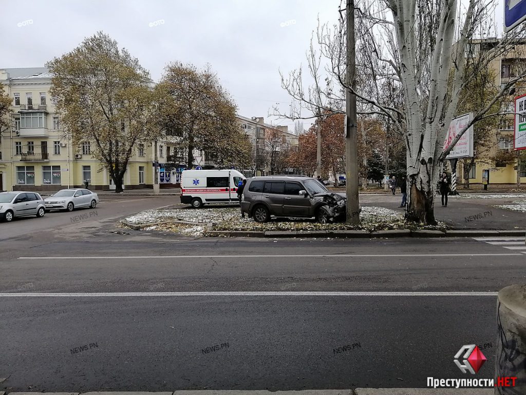 Водитель «Mitsubishi» в центре Николаеве, уклоняясь от другой машины, въехал в столб – пострадал ребенок 3