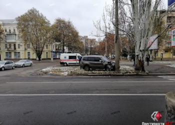 Водитель «Mitsubishi» в центре Николаеве, уклоняясь от другой машины, въехал в столб – пострадал ребенок