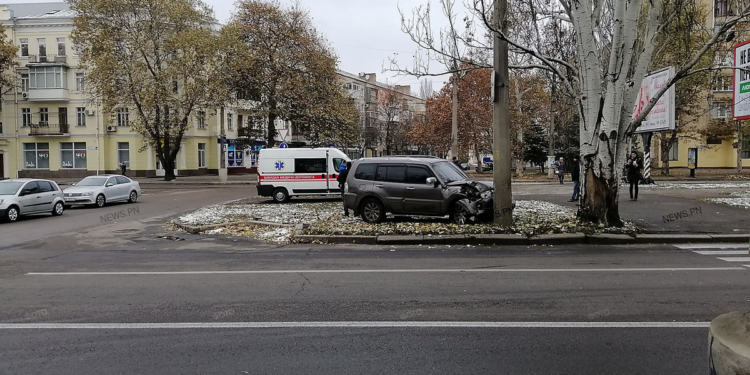 Водитель «Mitsubishi» в центре Николаеве, уклоняясь от другой машины, въехал в столб – пострадал ребенок