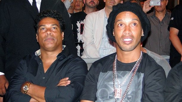 После ухода из футбола у Роналдиньо серьезные проблемы: суд, миллионы штрафа и арест паспорта