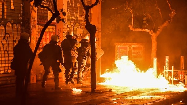 Во Франции продолжаются протесты из-за повышения цен на бензин: пострадали уже более 400 человек