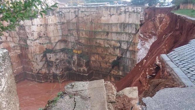 В Португалии автодорога рухнула в карьер, есть погибшие