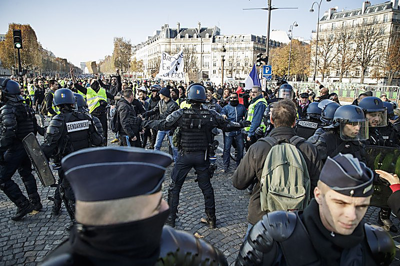 Во Франции продолжаются протесты из-за повышения цен на бензин: пострадали уже более 400 человек 1