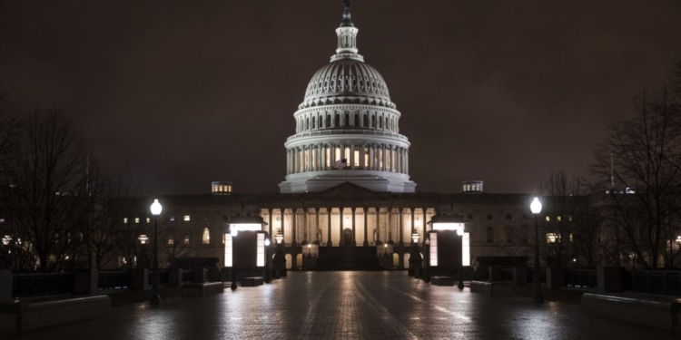 Республиканцы в США сохранили большинство в Сенате, но потеряли Палату представителей