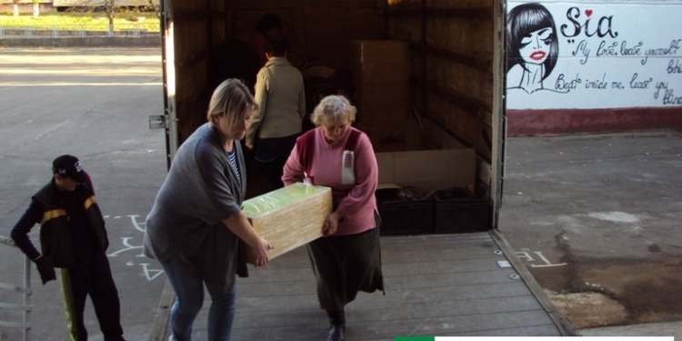 В школы Южноукраинска только сейчас поступили новые парты для первоклассников
