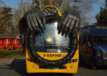 «Автобус-призрак» как символ того, что происходит на украинских дорогах: в Николаеве прошла необычная акция