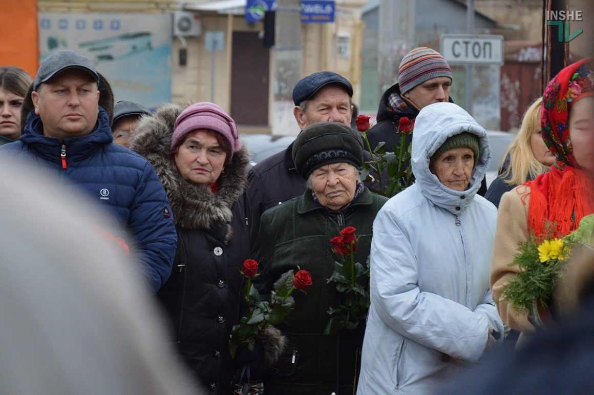 "Мы все живые - не плачьте мать": в Николаеве отметили День Достоинства и Свободы 28