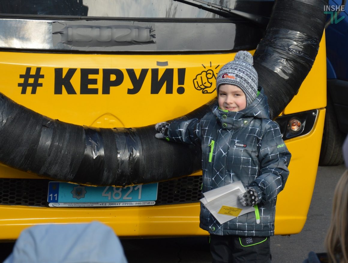 «Автобус-призрак» как символ того, что происходит на украинских дорогах: в Николаеве прошла необычная акция 10