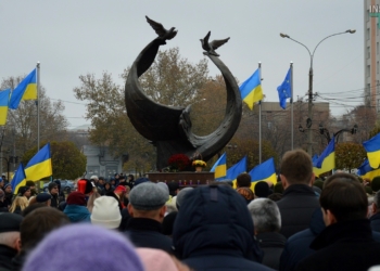 “Мы все живые – не плачьте мать”: в Николаеве отметили День Достоинства и Свободы