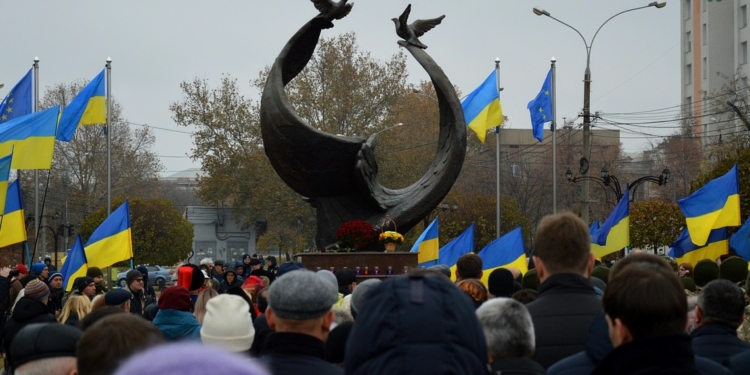 “Мы все живые – не плачьте мать”: в Николаеве отметили День Достоинства и Свободы