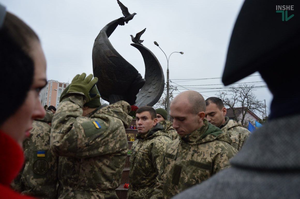 "Мы все живые - не плачьте мать": в Николаеве отметили День Достоинства и Свободы 50