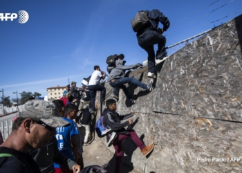 Сотни мигрантов штурмовали границу Мексики и США