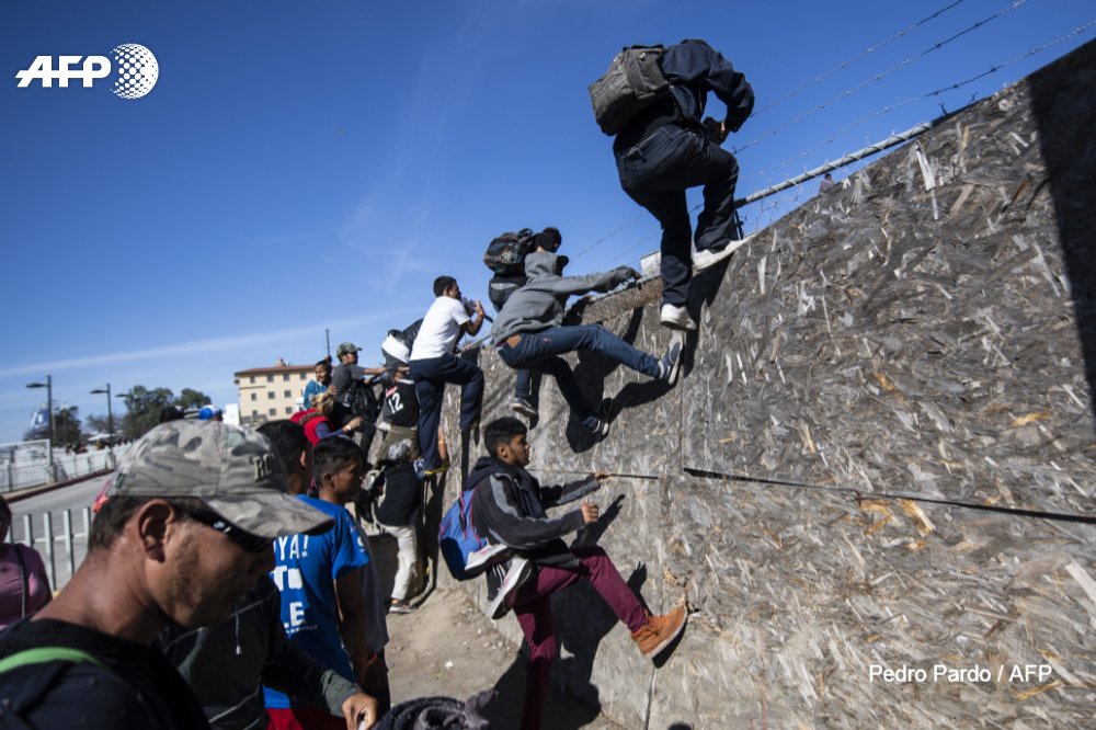 Сотни мигрантов штурмовали границу Мексики и США 1